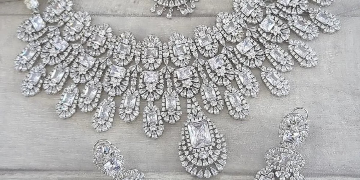 Popular Design Trends for Custom Diamond Engagement Rings in 2025